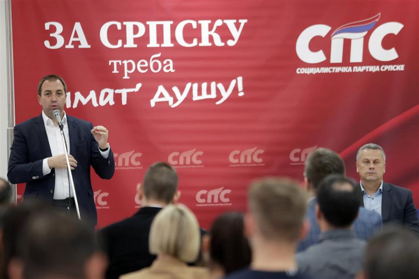 БАЊАЛУКА, 30. СЕПТЕМБРА /СРНА/ - Предсједник СПС-а Горан Селак поручио је вечерас на трибини у бањалучком насељу Кочићев Вијенац да СПС наставља политику блиске сарадње са локалним становништвом и рјешавања њихових свакодневних проблема.
