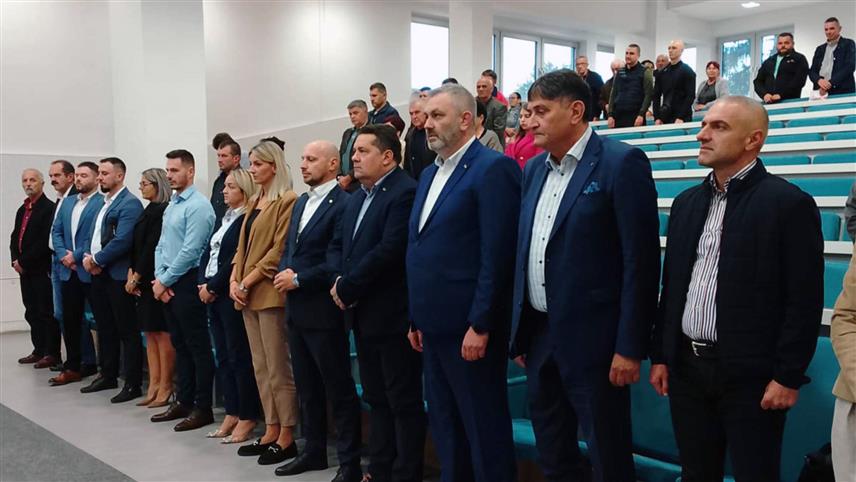 НОВИ ГРАД, 30. СЕПТЕМБРА /СРНА/ - Предсједник Уједињене Српске Ненад Стевандић поручио је вечерас у Новом Граду да је важно да локалне заједнице сарађује са Владом Републике Српске и заједно са њом учествују у напретку Српске.