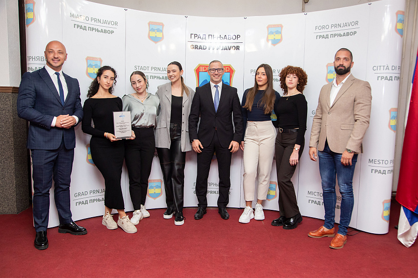 ПРЊАВОР, 30. СЕПТЕМБРА /СРНА/ - Градоначелник Прњавора Дарко Томаш данас је организовао пријем за овогодишњу побједницу дјечијег музичког такмичења "Ритам Европе" Мају Китић и њен пратећи Плесни клуб "Гема".	