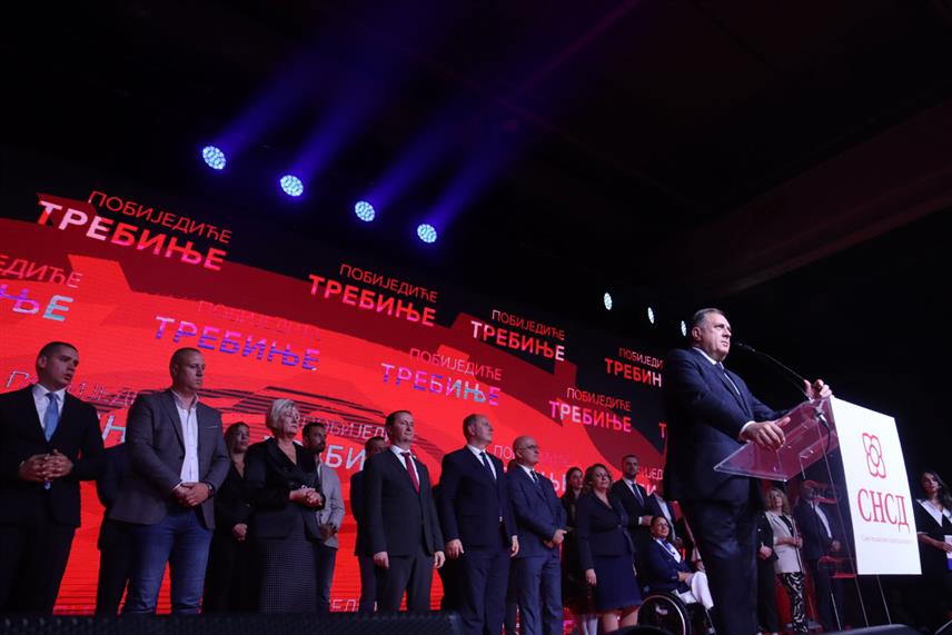 ТРЕБИЊЕ, 30. СЕПТЕМБРА /СРНА/ - Централна трибина СНСД-а у одржана вечерас у Требињу на којој су представљени кандидати СНСД-а за одборнике у градској Скупштини и канидат СНСД-а за градоначелника Требиња Мирко Ћурић. /фото - Борислав Здриња/	
