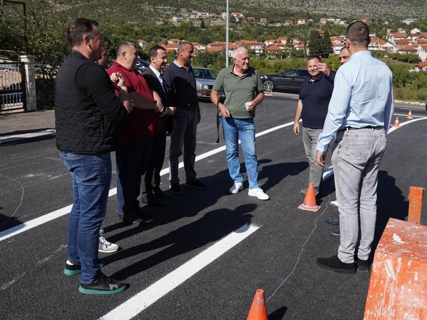 TРЕБИЊЕ, 30. СЕПТЕМБРА /СРНА/ - Изградња новог улаза, односно излаза из насеља Хрупјела изнад градског гробља "Подгљивље", завршени су, чиме је ријешен још један велики саобраћајни проблем у Требињу.	