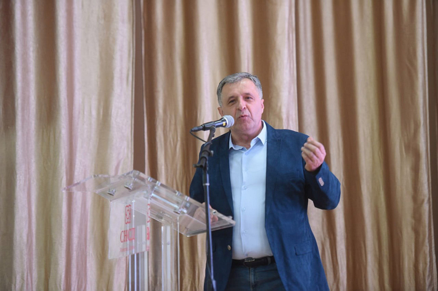 БИЈЕЉИНА, 30. СЕПТЕМБРА /СРНА/ - Кандидат СНСД-а за градоначелника Бијељине Микајло Лазић и кандидати ове странке за одборнике у Скупштини града Бијељина представили су у Дворовима план развоја, односно реконструкције и модернизације Бање "Дворови".