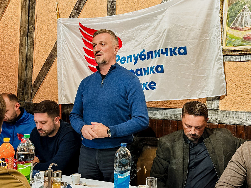 БИЈЕЉИНА, 30. СЕПТЕМБРА /СРНА/ - Кандидат РСС за градоначелника Бијељине Миле Пејчић у обраћању присутнима на трибини те странке у насељу Дворови.