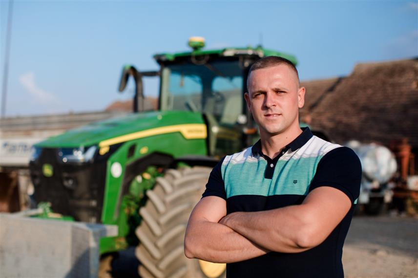 БИЈЕЉИНА, 3. СЕПТЕМБРА /СРНА/ - Док се села гасе и млади не желе да се баве пољопривредом, Дражен Јовић из семберског села Бродац је, због љубави према аграру, изабрао живот на селу.