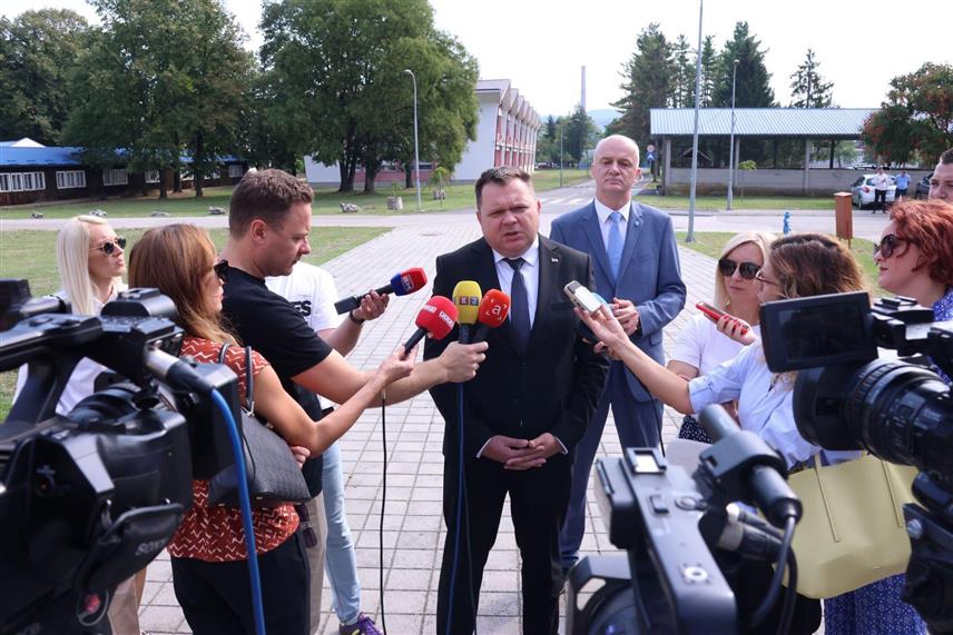 БАЊАЛУКА, 3. СЕПТЕМБРА /СРНА/ - Министар за научнотехнолошки развој и високо образовање Републике Српске Жељко Будимир са ректором Универзитета у Бањалуци Радославом Гајанином присуствовао je званичном отварању реконструисане саобраћајнице и пуштању у рад наплатне рампе у заштићено подручје Универзитетског града у Бањалуци.