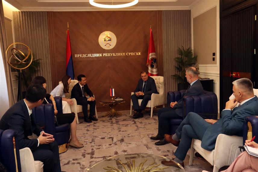 БАЊАЛУКА, 3. СЕПТЕМБРА /СРНА/ - Предсједник Републике Српске Милорад Додик примио је данас у Бањалуци делегацију кинеске компаније "Синофарм". Састанку је присуствовао и министар здравља и социјалне заштите Републике Српске Ален Шеранић. /Фото - Борислав Здриња/