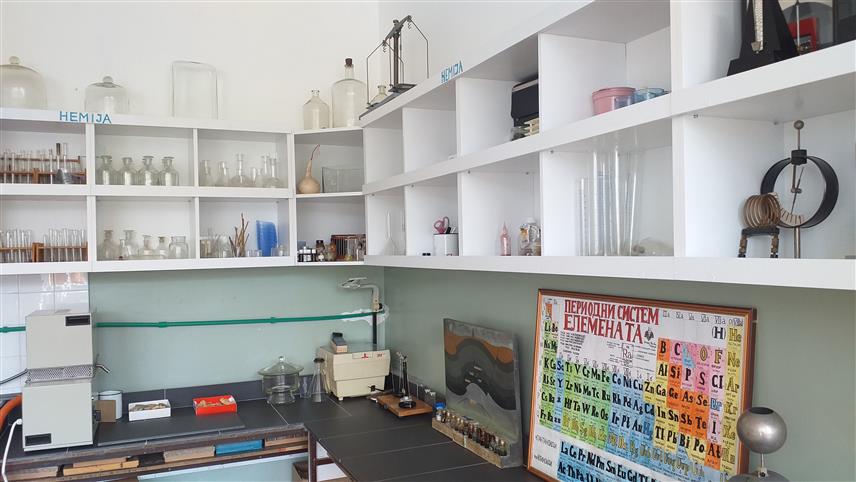 МИЛИЋИ, 3. СЕПTЕМБРА /СРНА/ - Основна школа /ОШ/ "Алекса Јакшић" у Милићима добила је савремено опремљене лабораторије за наставу из физике, хемије и биологије.