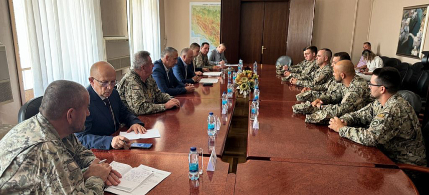 САРАЈЕВО, 3. СЕПТЕМБРА /СРНА/ - Припадници артиљеријског батаљона Оружаних снага БиХ који су спасили посаду хеликоптера након пада у Јабланичко језеро биће новчано награђени за храброст и професионалност, саопштено је из Министарства одбране у Савјету министара на пријему у Сарајеву.