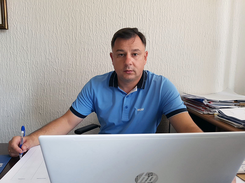 ЛОПАРЕ, 3. СЕПТЕМБРА /СРНА/ - На подручју општине Лопаре регистрован је 12.391 бирач који ће на локалним изборима гласати на 23 редовна бирачка мјеста и једном бирачком мјесту за лица у одсуству и за гласање на непотврђеним гласачким листићима, рекао је Срни предсједник Општинске изборне комисије /ОИК/ Лопаре Давор Вићић.