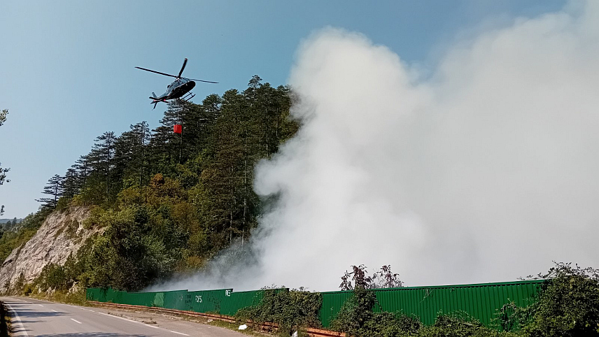 ВИШЕГРАД, 3. СЕПТЕМБРА /СРНА/ - Пожар на депонији у Незуцима код Вишеграда је под конторлом, захваљујући интервенцији хеликоптера Хеликоптерског сервиса Републике Српске у садјеству са вишеградским ватрогасцима, рекао је Срни Зоран Брестовац из Хеликоптерског сервиса Републике Српске.