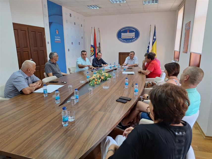 ШАМАЦ, 3. СЕПTЕМБРА /СРНА/ - У Шамцу је данас потписан трипартитни споразум о донацији грађевинског материјала за обнову стамбених јединица за четири повратника из Засавице, Корнице, Горњег и Доњег Хасића.