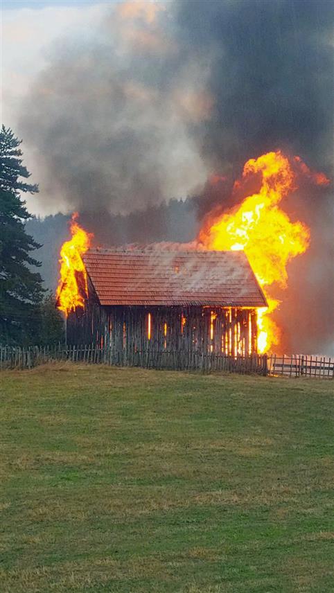 СОКОЛАЦ, 3. СЕПTЕМБРА /СРНА/ - У пожару на Равној Романији који је изазвао удар грома у изнајмљени складишни простор породице Антонић, изгорјели су гаража, балирано сијено и аутомобил.