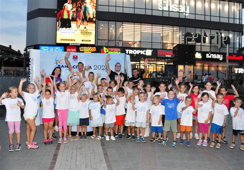 ПРИЈЕДОР, 3. СЕПТЕМБРА /СРНА/ - На Тргу мајора Зорана Карлице у Приједору вечерас је отворена манифестација "Дани спорта" с циљем популаризације спорта и представљања градских спортских клубова.