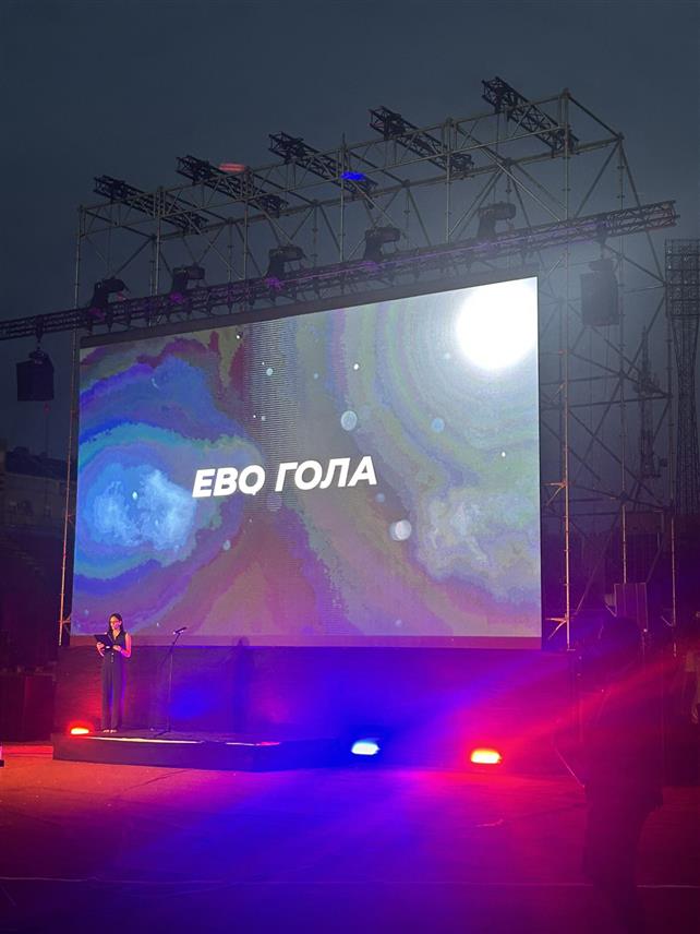 БАЊАЛУКА, 3. СЕПТЕМБРА /СРНА/ - На Градском стадиону у Бањалуци вечерас је премијерно приказан документарни филм "Ево гола" продуцента и сценаристе Љубомира Тешинића, који говори о првој фудбалској утакмици у Републици Српској након потписивања Дејтонског мировног споразума, између бањалучког "Борца" и "Рудара" из Приједора.