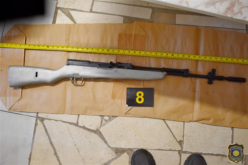 САРАЈЕВО, 4. СЕПТЕМБРА /СРНА/ - Федерална полиција ухапсила је лице чији су иницијали Н.Р. /36/ из Чапљине, јер је претресом стамбеног објекта који користи пронађено ватрено оружје и одређена количина кокаина.