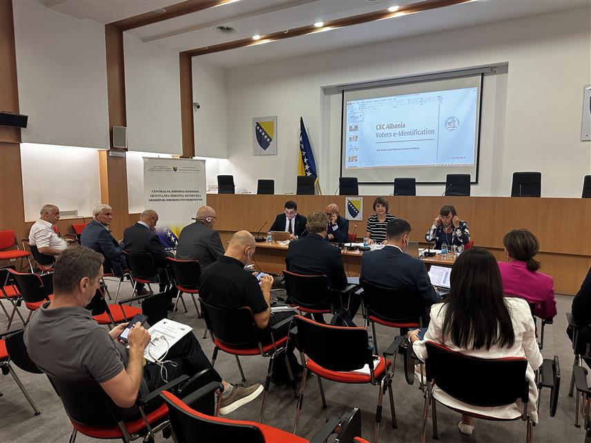 САРАЈЕВО, 4. СЕПТЕМБРА /СРНА/ - Централна изборна комисија БиХ, у сарадњи са Венецијанском комисијом, организатор је дводневне радионице о примјени дигиталних технологија у изборном процесу која је почела у Сарајеву.