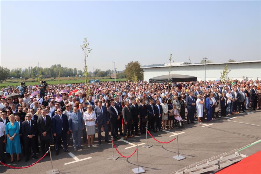 ДОБОЈ, 4. СЕПТЕМБРА /СРНА/ - Свечаности поводом отварања новоизграђене Болнице "Свети апостол Лука" присуствују предсједник Републике Српске Милорад Додик, предсједник Народне скупштине Ненад Стевандић, српски члан Предсједништва БиХ Жељка Цвијановић, премијер Радован Вишковић, министри у Влади Републике Српске, те представници Амбасаде Кине, компаније "Чајна синофарм интернешнел корпорејшн" и "Шанси констракшн инвестмент груп". /Фото - Борислав Здриња/