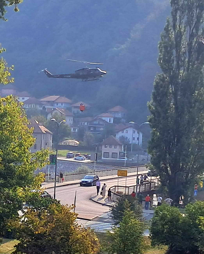 САРАЈЕВО, 4. СЕПТЕМБРА /СРНА/ - Хеликоптер Оружаних снага БиХ од јутрос је ангажован на гашењу шумског пожара код Маглаја.