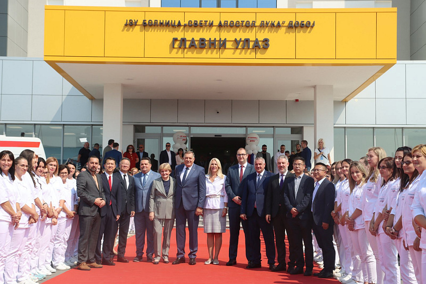 ДОБОЈ, 4. СЕПТЕМБРА /СРНА/ - Нова Болница "Свети апостол Лука" отворена је данас у Добоју у присуству највиших званичника Републике Српске. /Фото - Борислав Здриња/