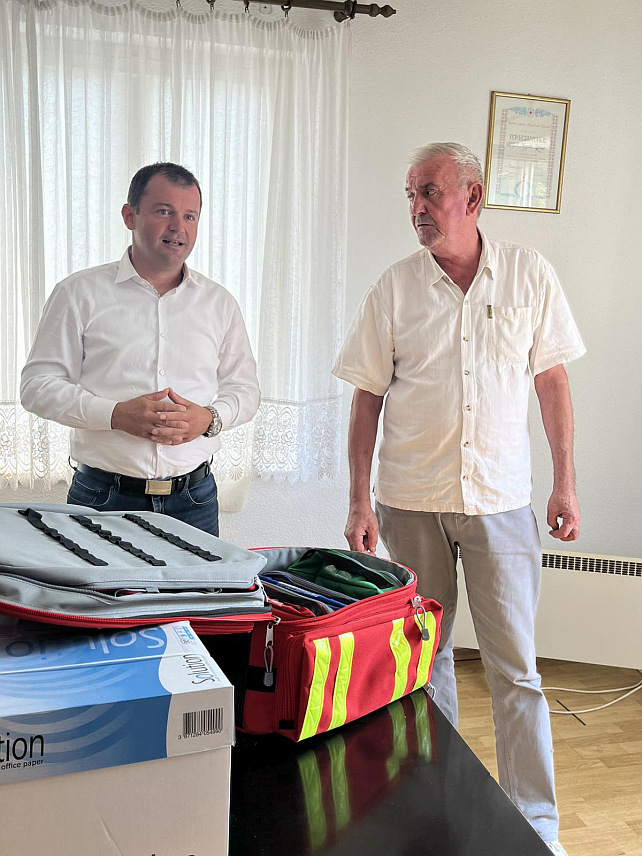 КОЗАРСКА ДУБИЦА, 4. СЕПTЕМБРА /СРНА/ - Посланик у Народној скупштини Републике Српске Драган Брдар данас је заједно са замјеником начелника општине Козрска Дубица Марком Tанкосићем и сарадницима, посјетио организацију Црвеног крста.