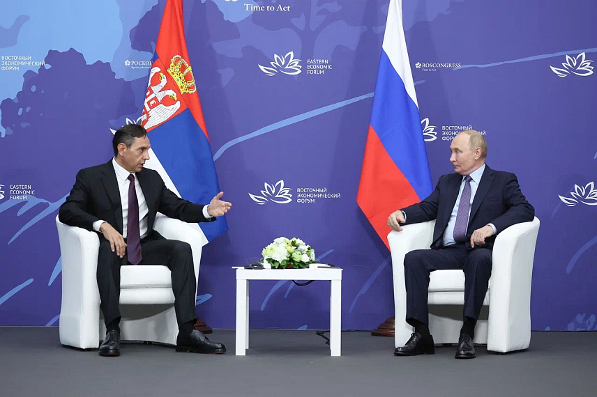 ВЛАДИВОСТОК, 4. СЕПТЕМБРА /СРНА/ - Потпредсједник Владе Србије и сенатор Републике Српске Александар Вулин стигао је на Источни економски форум у Владивостоку, гдје се састао са предсједником Русије Владимиром Путином.