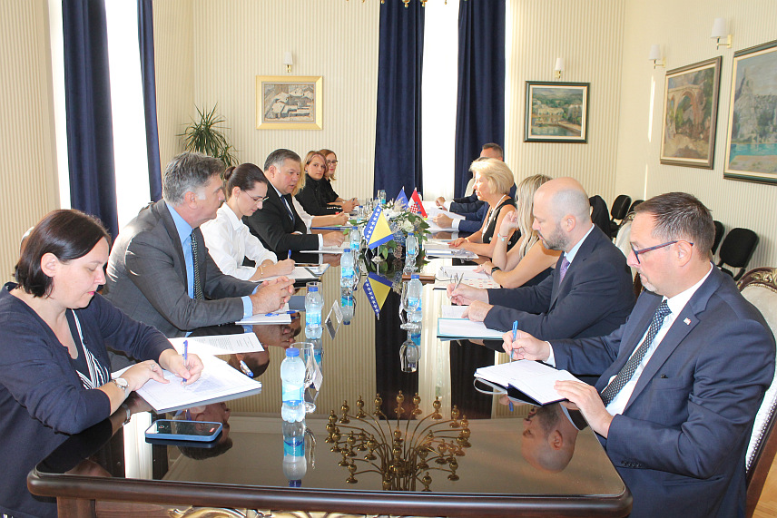 САРАЈЕВО, 4. СЕПТЕМБРА /СРНА/ - У Сарајеву је данас одржана конститутивна сједница Заједничке комисије за праћење провођења уговора између Савјета министара и Владе Хрватске о европском партнерству.