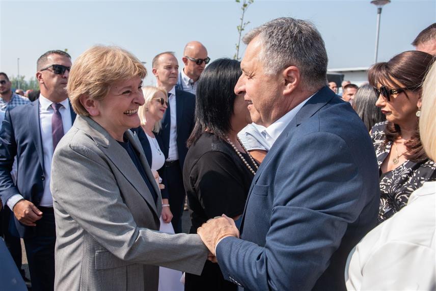 БИЈЕЉИНА, 4. СЕПTЕМБРА /СРНА/ - Отварање новоизграђене болнице "Свети апостол Лука" Добоју изузетно је значајан корак у унапређењу здравствених услуга и медицинске његе не само у добојској регији већ и у цијелој Републици Српској, рекао је вршилац дужности директора бијељинске Болнице "Свети врачеви" Микајло Лазић.