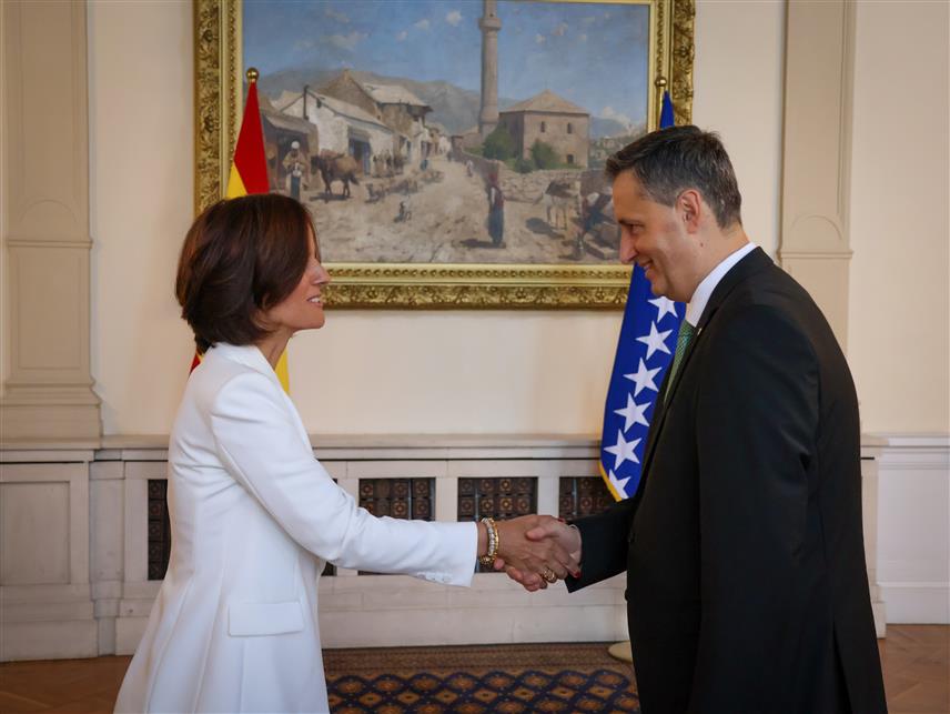 САРАЈЕВО, 4. СЕПТЕМБРА /СРНА/ - Билатерални односи БиХ и Шпаније су пријатељски и добри, а постоји обострани интерес за даље јачање и развој укупне сарадње, нарочито на економском плану, истакнуто је на састанку предсједавајућег Предсједништва БиХ Дениса Бећировића и новоименованог амбасадора Шпаније Марије Молине Алварез де Толедо.