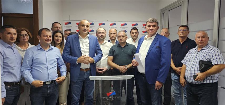 КОЗАРСКА ДУБИЦА, 4. СЕПТЕМБРА /СРНА/ - Чланови Предсједништва Народне партије Српске /НПС/ исказали су данас пуну подршку предсједнику те странке Дарку Бањцу и кандидатима странке на локалним изборима, те костатовали да НПС јединствено и спремно улази у предизборни период.