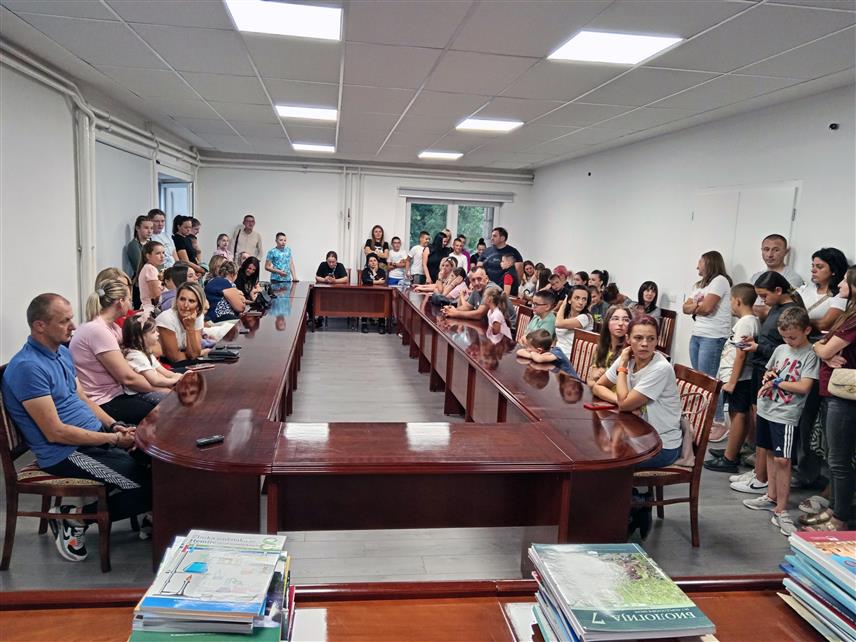 СОКОЛАЦ, 4. СЕПТЕМБРА /СРНА/ - Соколачко Удружење "Мајка и дијете" уручило је вечарас бесплатне комплете уџбеника за 80 ученика из вишечланих породица од петог до деветог разреда.