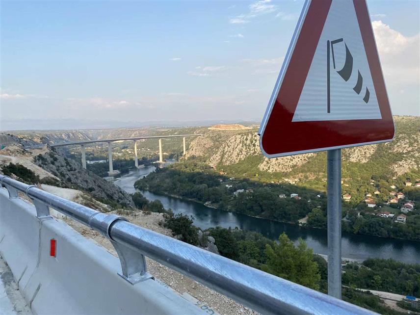 МОСTАР, 4. СЕПTЕМБРА /СРНА/ - Мост Херцеговина, један од највећих инфраструктурних објеката на Коридору "Пет це" и један од највиших мостова у овом дијелу Европе, те поддионица Почитељ – Звировићи дуга 11,07 километара, вечерас су свечано отворени.