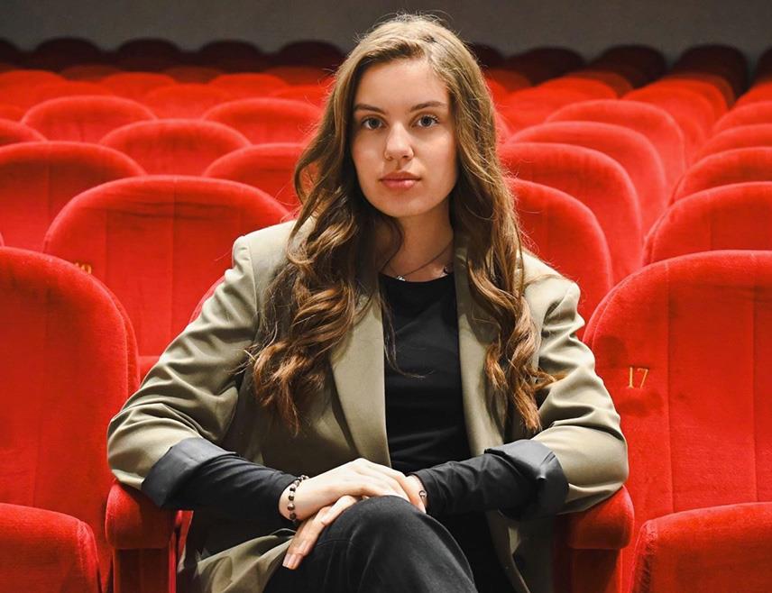 МРКОЊИЋ ГРАД, 4. СЕПТЕМБРА /СРНА/ - Дјевојчица Ивана Вођевић из Мркоњић Града, након основне школе коју је завршила одличним успјехом као вуковац, наставиће школовање у Гимназији, али и да његује своје бројне умјетничке таленте за рецитацију, пјевање и глуму.