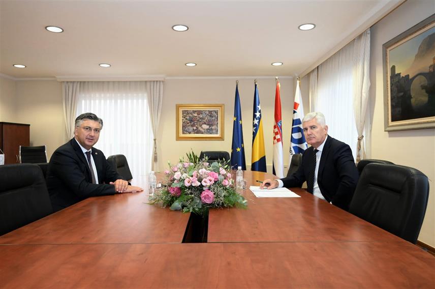 МОСТАР, 5. СЕПТЕМБРА /СРНА/ - Лидер ХДЗ-а Андреј Пленковић током разговора у Мостару са предсједником ХДЗ-а БиХ Драганом Човићем.