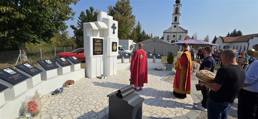 ШАМАЦ, 5. СЕПTЕМБРА /СРНА/ - У Доњој Слатини код Шамца данас је обиљежена слава овог мјеста и храма посвећена Светом мученику Лупу, те служен помен за десет погинулих бораца Војске Републике Српске и једну цивилну жртву Одбрамбено-отаџбинског рата.	