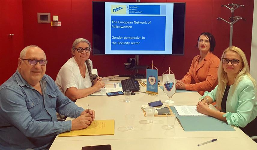 БАЊАЛУКА, 5. СЕПТЕМБРА /СРНА/ - Предсједник Мреже жена МУП-а Српске Сања Сумоња представила је јуче у Барселони предсједнику Европске мреже жена у полицији Пини Монтсерат десетогодишње активности ове мреже на домаћем и међународном нивоу.	
