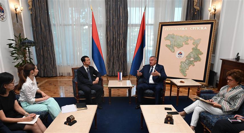 БАЊАЛУКА, 5. СЕПТЕМБРА /СРНА/ - Предсједник Владе Републике Српске Радован Вишковић и представници кинеске компаније "Синофарм" оцјенили су на данашњем састанку да је реализовани пројекат изградње болнице "Свети апостол Лука" у Добоју најбољи показатељ успјешне сарадње и одличан основ за њен наставак у будућем периоду.