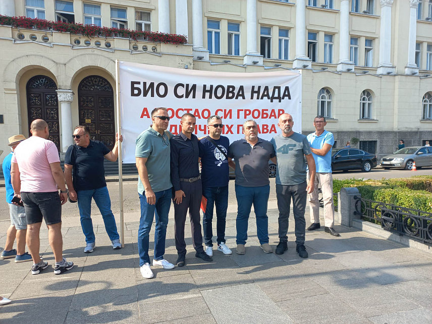 БАЊАЛУКА, 5. СЕПТЕМБРА /СРНА/ - Представници Синдиката управе Републике Српске поручили су данас градоначелнику Бањалуке Драшку Станивуковићу да је био нова нада, али да је постао "гробар радничких права запослених у Градској управи јер их крши већ четири године".