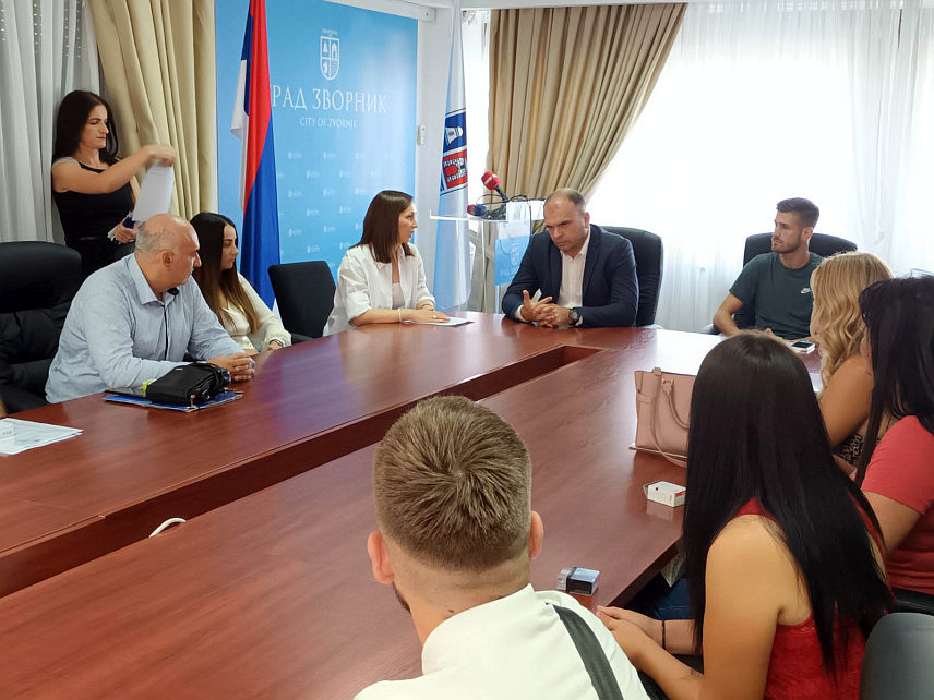 ЗВОРНИК, 5. СЕПТЕМБРА /СРНА/ - Градоначелник Зворника Бојан Ивановић потписао је са 22 предузетника уговоре о суфинансирању самозапошљавања, а подршка града по потписаном уговору је 6.000 КМ.