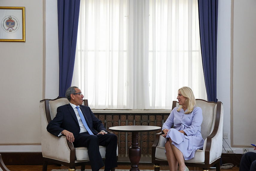 САРАЈЕВО, 5. СЕПТЕМБРА /СРНА/ - Српски члан Предсједништва БиХ Жељка Цвијановић и амбасадор Египта у БиХ Јасер Сорур данас током опроштајне посјете амбасадора Египта у Сарајеву.	