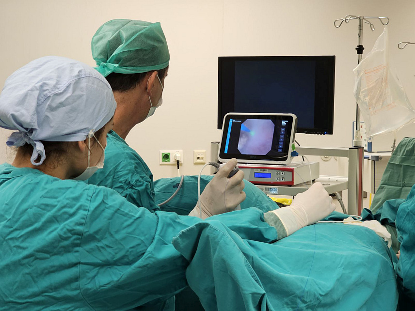 БИЈЕЉИНА, 5. СЕПТЕМБРА /СРНА/ - У Болници "Свети врачеви" у Бијељини данас је први пут успјешно примијењена метода ласерског разбијања камена у бубрегу флексибилним уретерореноскопом код пет пацијената.