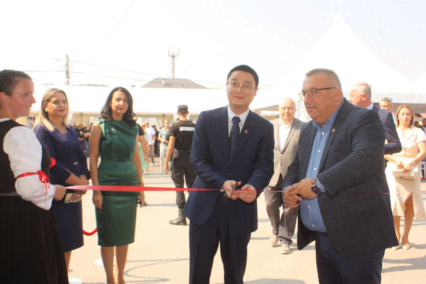 МОДРИЧА, 5. СЕПТЕМБРА /СРНА/ - "Сајам привреде Модрича 2024" отворили су данас вицепредсједник Кинеско-европске асоцијације за технолошку и економску сарадњу Џао Сјаофанг и начелник модричке општине Јовица Радуловић, а своје производе и услуге излаже око 150 привредника и организација из БиХ, Хрватске, Србије и Кине.