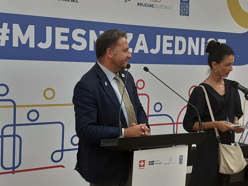 САРАЈЕВО, 5. СЕПТЕМБРА /СРНА/ - Резидентни представник Развојног програма УН /УНДП/ у БиХ Рено Мејер на презентацији пројекта "Ревитализација локалних заједница", који је организован у оквиру пројекта "Јачање улоге мјесних заједница у БиХ".