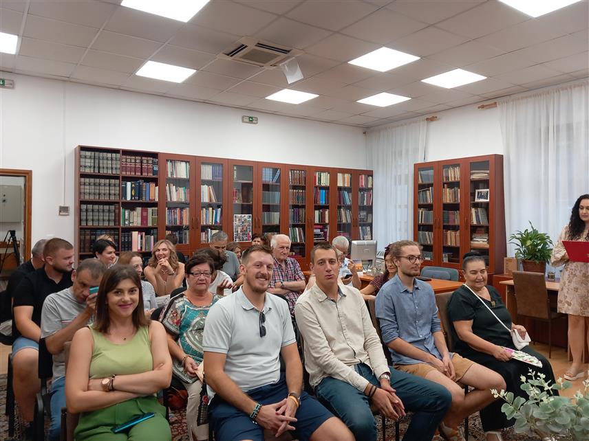 ТРЕБИЊЕ, 5.СЕПТЕМБРА /СРНА/ - Млади пјесник из Београда Ђорђе Јовановић приредио је вечерас у Народној библиотеци у Требињу поетско вече и представио своју прву збирку пјесама "Скок из гнезда", али и своје рукописе који су настали послије тога.