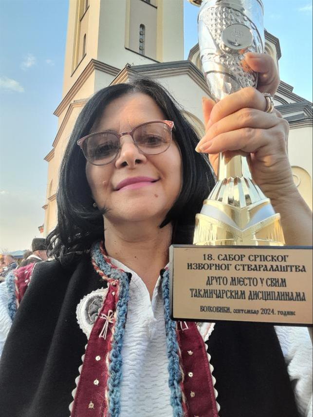 ДОБОЈ, 5. СЕПТЕМБРА /СРНА/ - Завичајни клуб "Извор" из Добоја, који окупља Србе - некадашње становнике Сарајевско-зеничке регије, освојио је укупно друго мјесто на недавно одржаном 18. Сабору српског изворног народног стваралаштва у Војковићима.