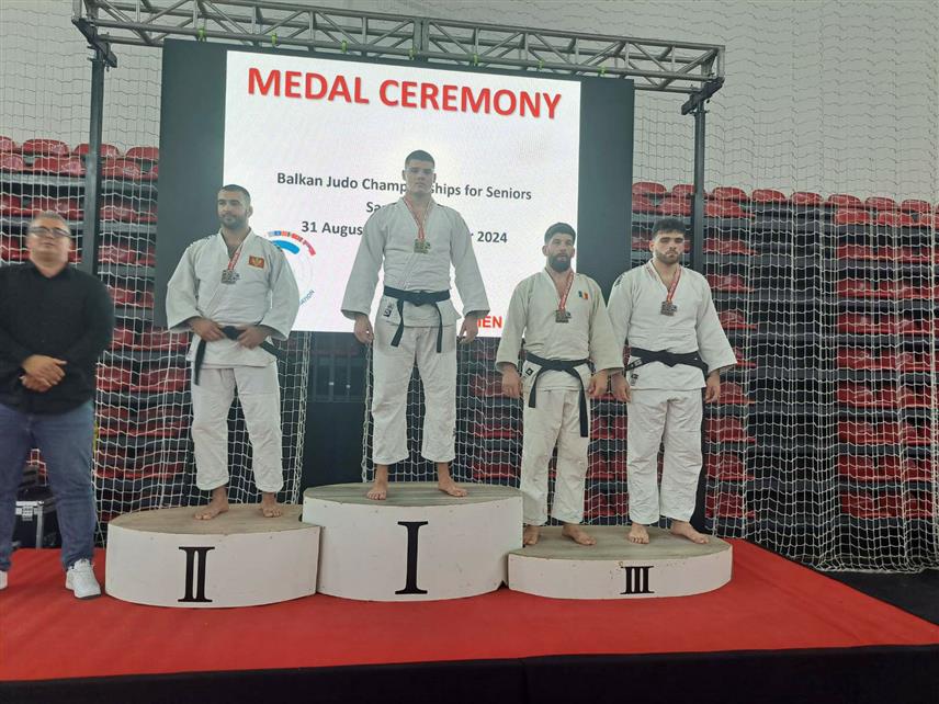БИЈЕЉИНА, 5. СЕПТЕМБРА /СРНА/ - Џудиста из Бијељине Павле Вујновић /други с лијева/ одбранио је титулу сениорског првака Балкана у џудоу у апсолутној категорији изнад 100 килограма и за 20 дана наступиће на Европском купу у Подгорици гдје очекује добар резултат.