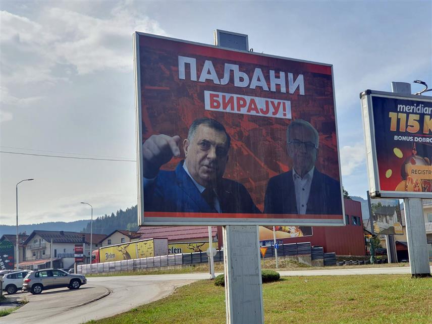 ПАЛЕ, 6. СЕПТЕМБРА /СРНА/ - На Палама су јутос осванули билборди на којима су фотографије лидера СНСД-а Милорада Додика и предсједника Демоса Недељка Чубриловића уз поруку: "Паљани бирају".
