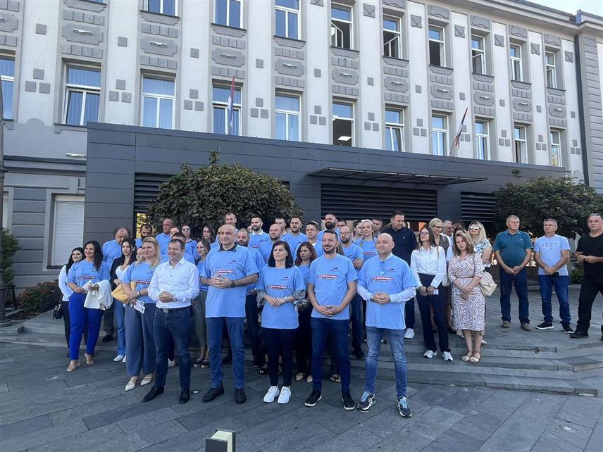 КОЗАРСКА ДУБИЦА, 6. СЕПТЕМБРА /СРНА/ - Предсједник Народне партије Српске Дарко Бањац рекао је данас у Козарској Дубици да ће та партија водити фер и коректну кампању за локалне изборе, те позвао суграђане да подрже кандидата те партије за начелника општине Драгана Брдара.Симболичним лијепљењем плаката НПС је данас предизборну кампању започео у Козарској Дубици.