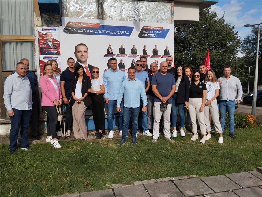 БИЛЕЋА, 6. СЕПТЕМБРА /СРНА/ - Билећки одбор СНСД-а почео је изборну кампању лијепљењем првог плаката.