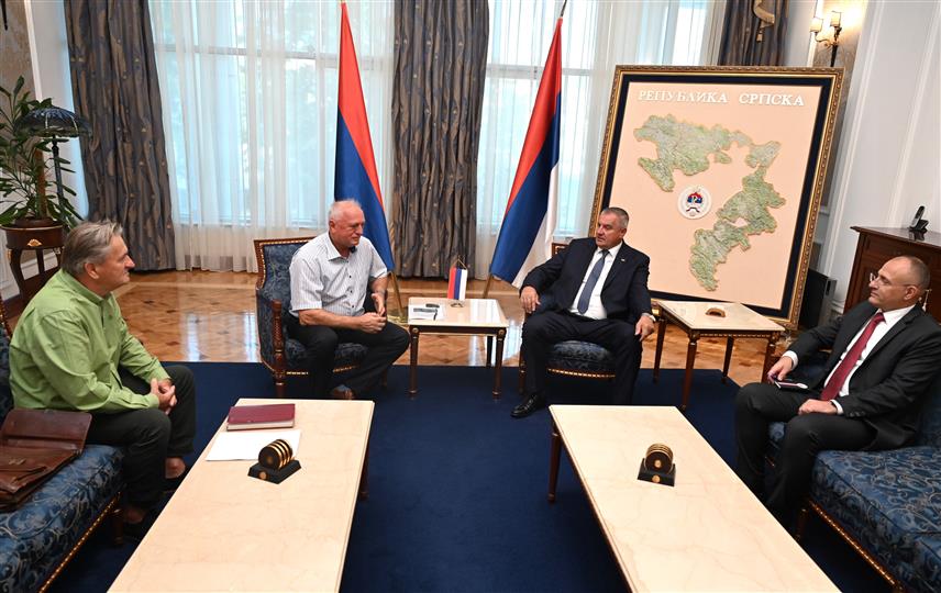 БАЊАЛУКА, 6. СЕПТЕМБРА /СРНА/ - Састанак предсједника Владе Републике Српске Радована Вишковића са предсједником и директором Занатско-предузетничке коморе Републике Српске Лазом Шешићем и Јованом Братићем.