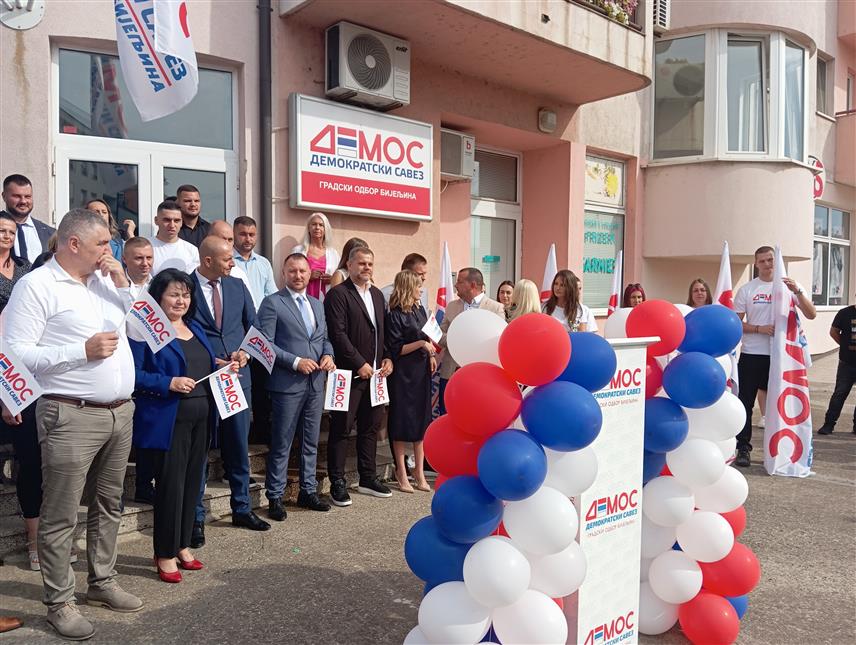 БИЈЕЉИНА, 6. СЕПТЕМРА /СРНА/ - Градски одбор Демократског савеза /ДЕМОС/ Бијељина почео је данас предизборну кампању симболичним окупљањем кадидата странке за предстојеће локалне изборе и уз поруку да ће за позицију градоначелника подржати кандидата СНСД-а Микајла Лазића.